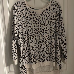 Oversized leopard print sweatshirt.